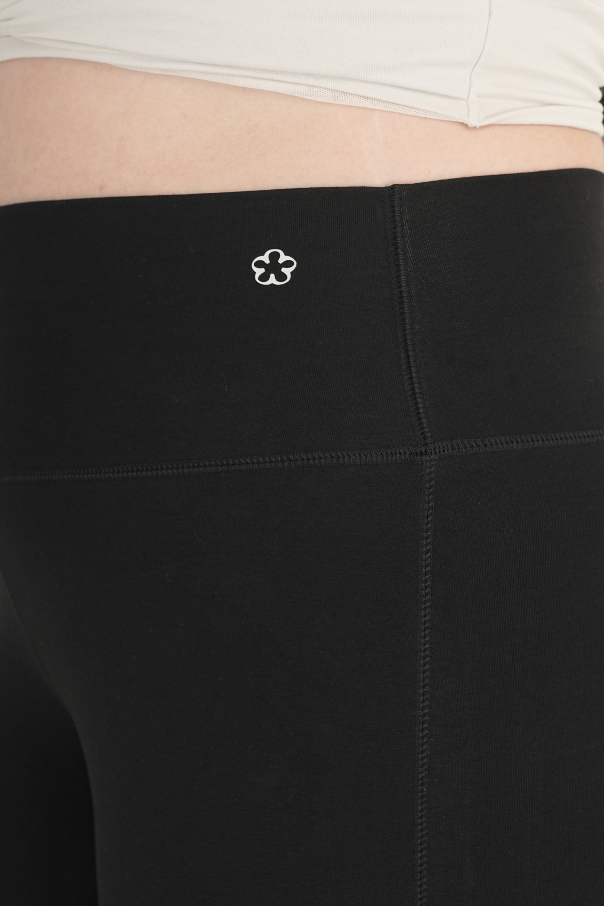 Schmeichelhafte ausgestellte Yogahose „Sienna“
