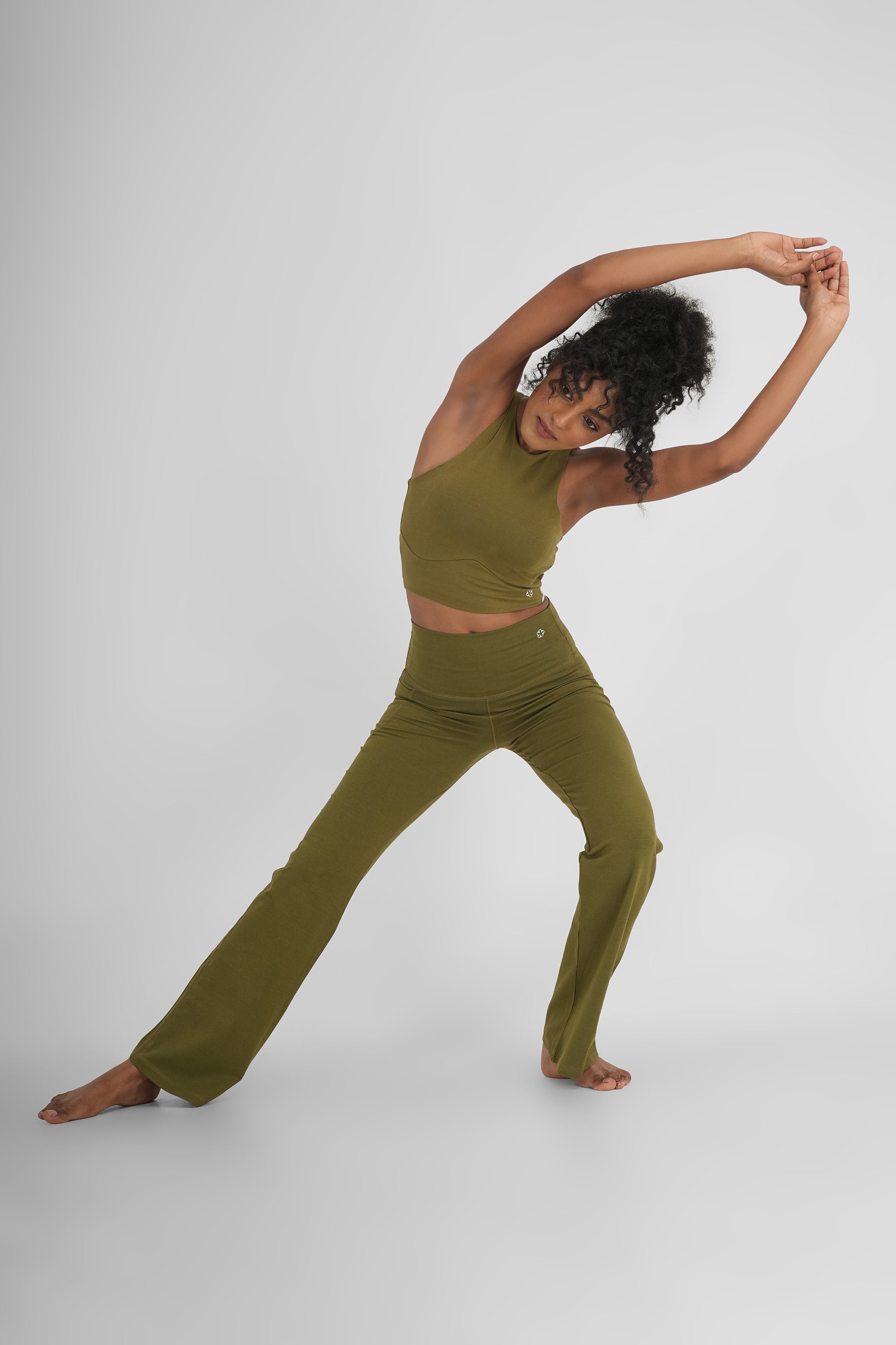 Schmeichelhafte, weiche Yogahose mit ausgestelltem Bein